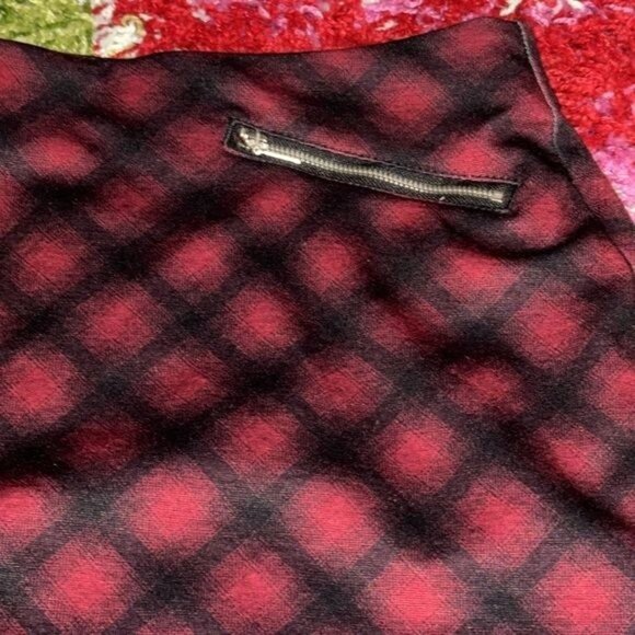 Maurices Red & Black Plaid Mini Skirt With Zipper Accents Size L Polyester Blend - Picture 4 of 7